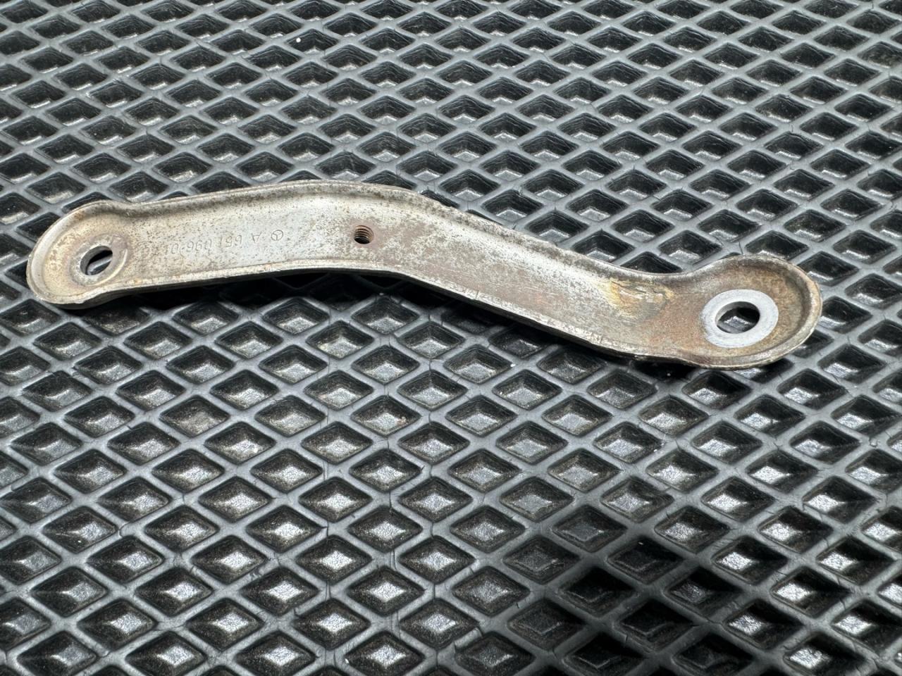 кронштейн турбины Mercedes-Benz E-Класс W212/S212/C207/A207 W212 2009, 2.1 л., OM 651.924, дизель, 6МКПП, 040, седан, задний привод, правый руль, A6510960140, 6510960140 - фото №1