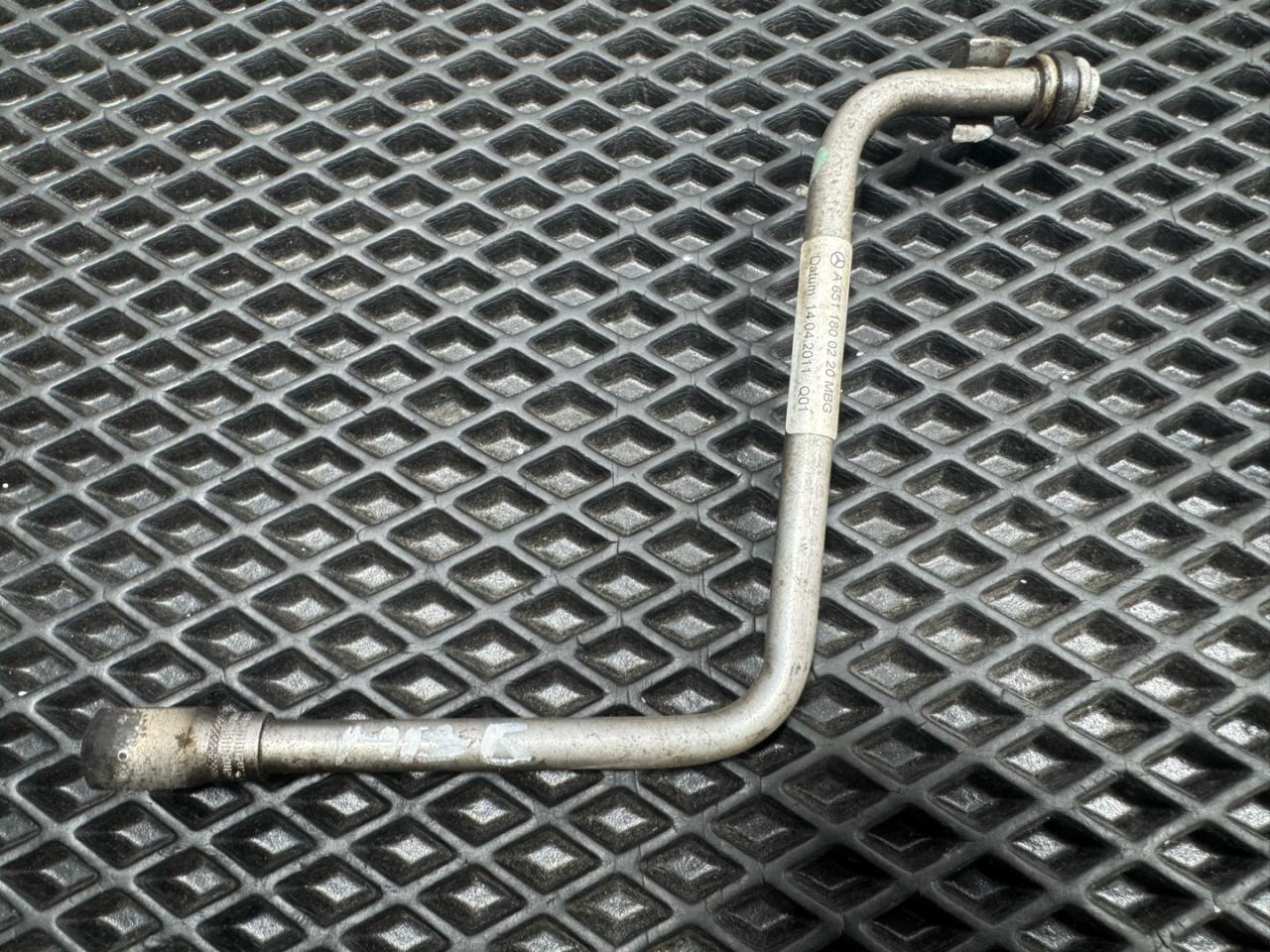 масляная трубка турбины Mercedes-Benz E-Класс W212/S212/C207/A207 W212 2009, 2.1 л., OM 651.924, дизель, 6МКПП, 040, седан, задний привод, правый руль, A6511800220 - фото №1