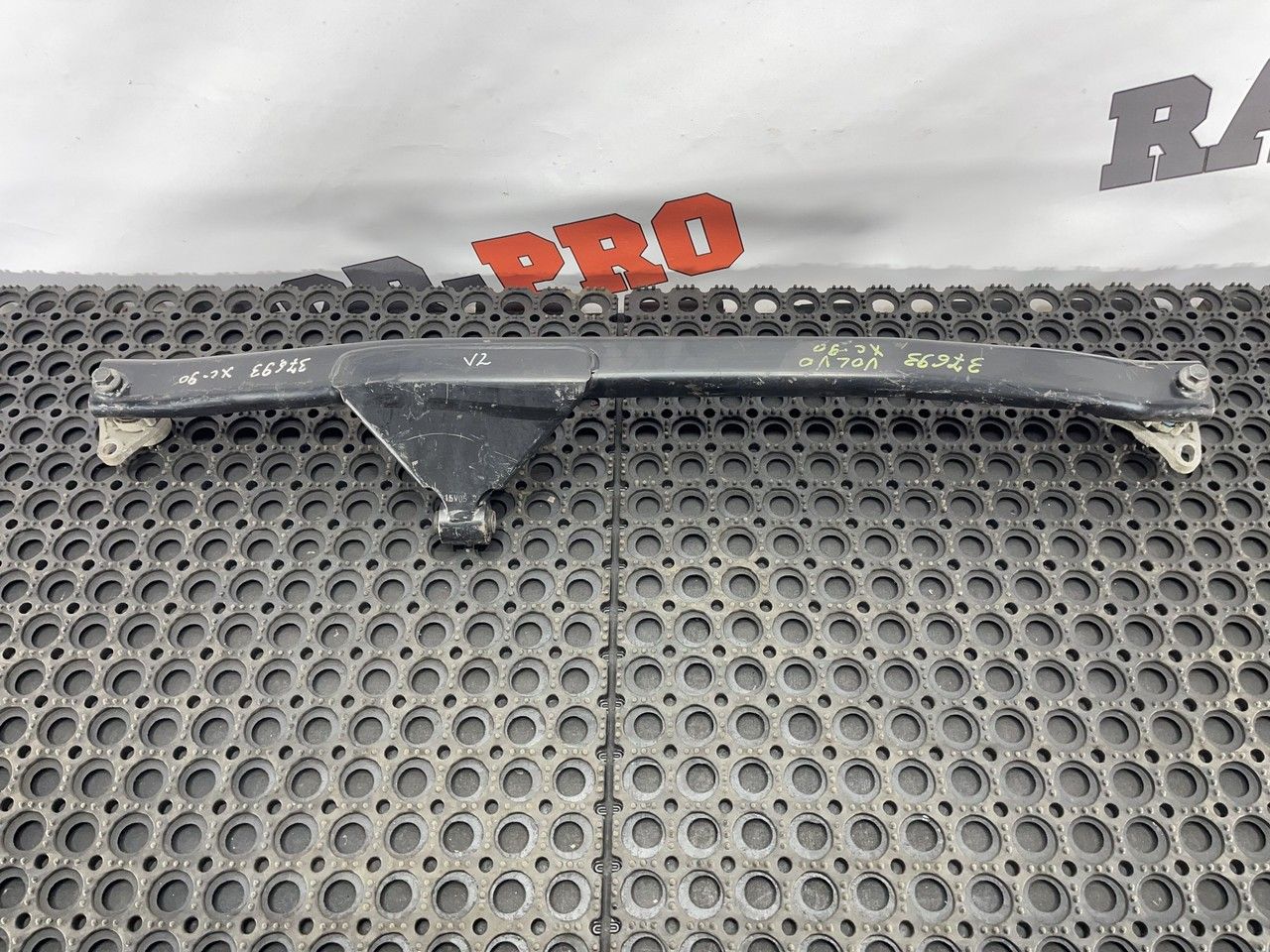 кронштейн двигателя Volvo XC90 1 поколение 2006, 2.4 л., D 5244 T, дизель, АКПП, 455 titanium grey pearl, внедорожник 5 дв., правый руль, 30671351 - фото №1