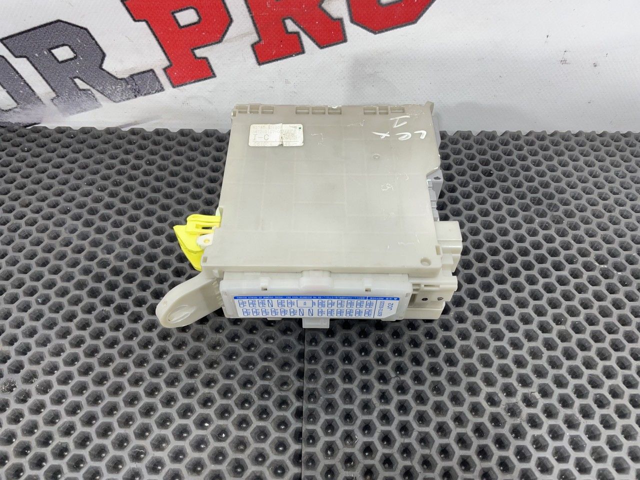 блок предохранителей Lexus LS 4 поколение (2006 - 2009), 4.6 л., 1UR-FSE, бензин, АКПП, 1f2, седан, задний привод, правый руль, 8273050160A - фото №1