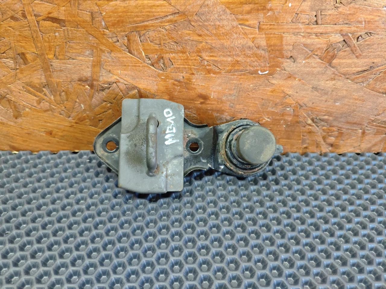 петля замка капота Mercedes-Benz E-Класс W211/S211 2005, 3.0 л., M 272.944, бензин, АКПП, универсал - фото №1