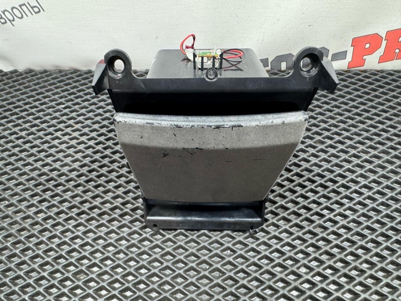 подстаканник Land Rover Range Rover 3 поколение 2002, 2.9 л., M 57 D 30, дизель, АКПП, внедорожник 5 дв. - фото №1