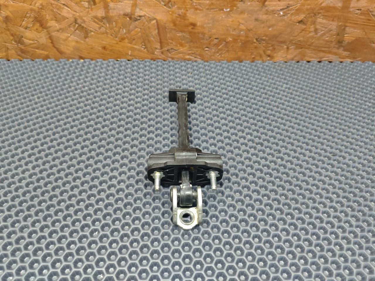 ограничитель открывания двери Ford C-Max 2 поколение CB7 2013, 1.0 л., M2DA, бензин, МКПП, минивэн - фото №1