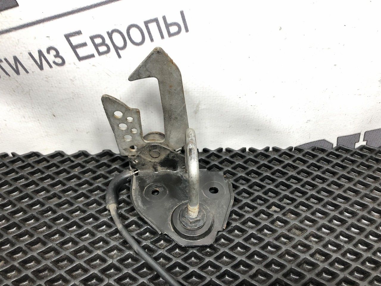 захватный крюк капота BMW 5 серия F07/F10/F11 F11 2010, 3.0 л., N57 D30 A, дизель, АКПП, универсал, 718376308 - фото №1