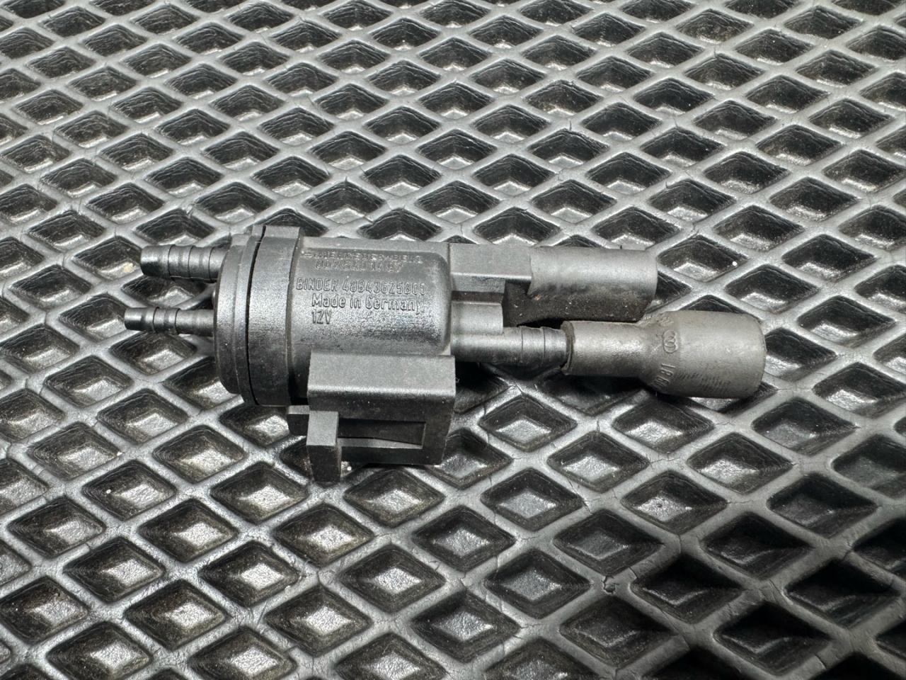 клапан вакуумного управления Mercedes-Benz E-Класс W212/S212/C207/A207 W212 2009, 2.1 л., OM 651.924, дизель, 6МКПП, 040, седан, задний привод, правый руль, A0025401497 - фото №1