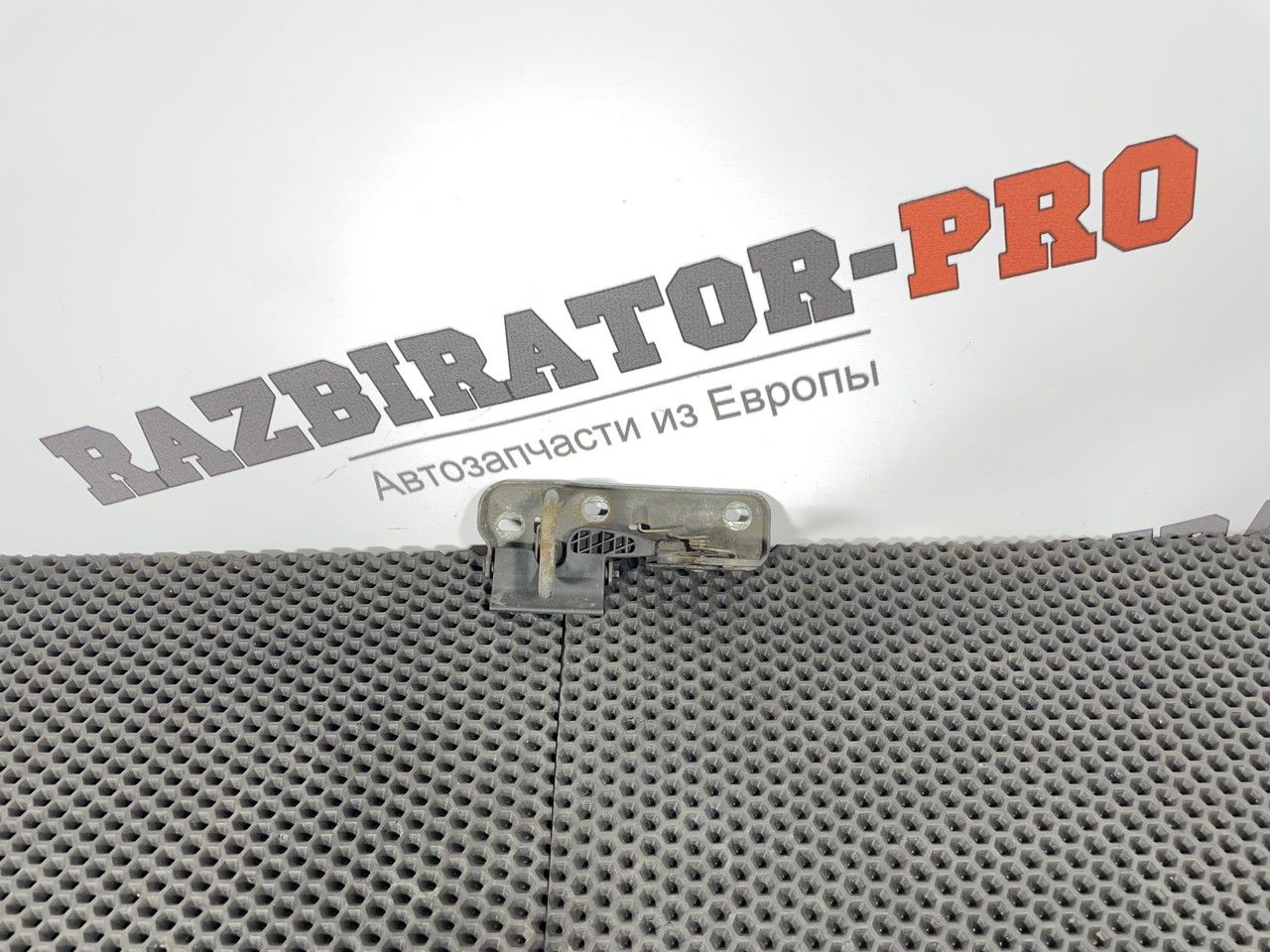 замок капота Volkswagen Sharan 2 поколение 2011, 2.0 л., CFFB, дизель, 6МКПП, 2t, минивэн, передний привод, правый руль, 1Q0823180 - фото №1