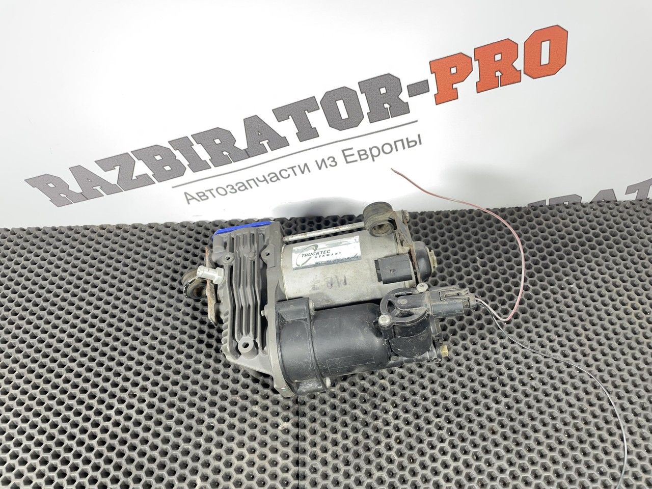 компрессор пневмоподвески Mercedes-Benz E-Класс W211/S211 W211 2003, 1.8 л., M 271.941, бензин, АКПП, c185 melanitschwarz, универсал, правый руль, A2113200104 - фото №1