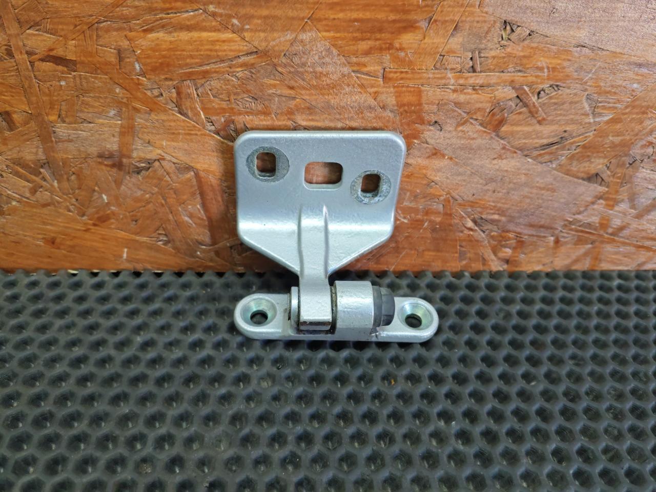 петля двери Mercedes-Benz E-Класс W211/S211 2004, 2.7 л., OM 647.961, дизель, МКПП, седан - фото №1