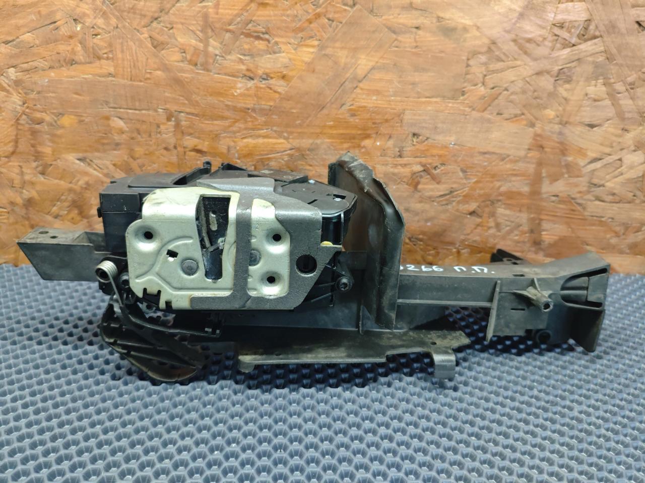 замок двери передней правой Ford C-Max 2 поколение CB7 2013, 1.0 л., M2DA, бензин, МКПП, минивэн - фото №1