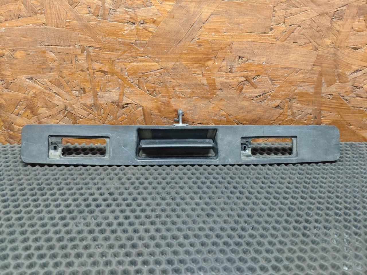ручка крышки багажника Volvo V70 2 поколение 2002, 2.4 л., B 5244 T3, бензин, МКПП, универсал - фото №1