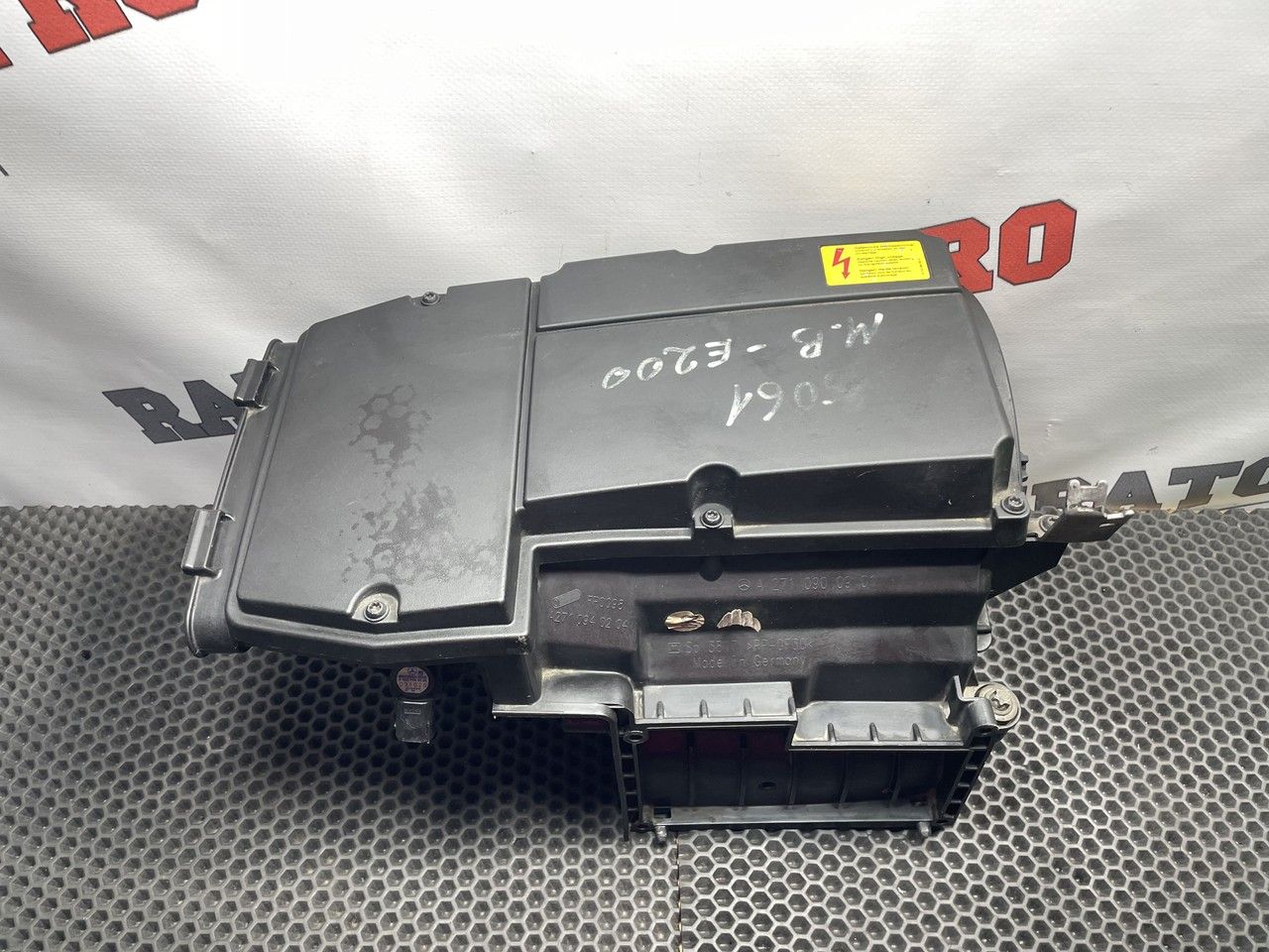 корпус воздушного фильтра Mercedes-Benz E-Класс W211/S211 W211 2003, 1.8 л., M 271.941, бензин, АКПП, c185 melanitschwarz, универсал, правый руль, A2710900901 - фото №1