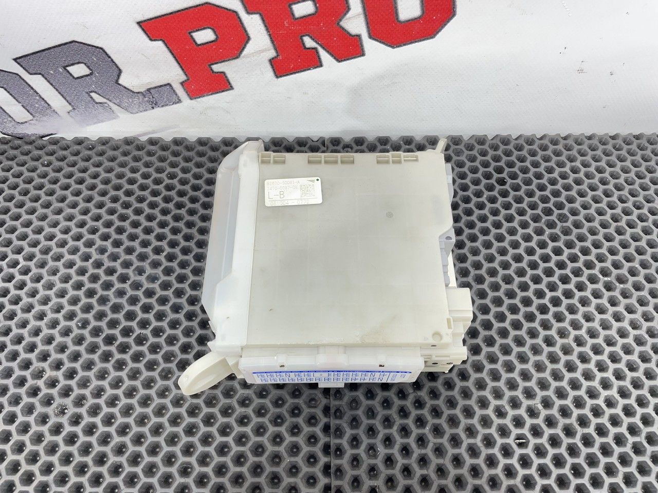 блок предохранителей Lexus LS 4 поколение (2006 - 2009), 4.6 л., 1UR-FSE, бензин, АКПП, 1f2, седан, задний привод, правый руль, 8267050091A - фото №1