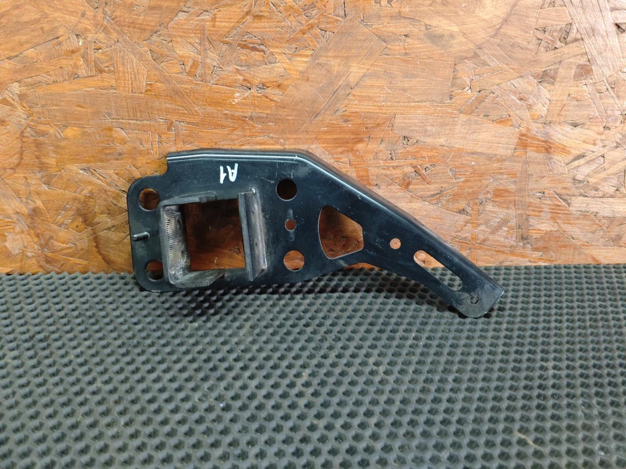кронштейн (крепление) Audi A6 4F/C6 2004, 3.2 л., AUK, бензин, АКПП, седан, 4F0805499 - фото №1
