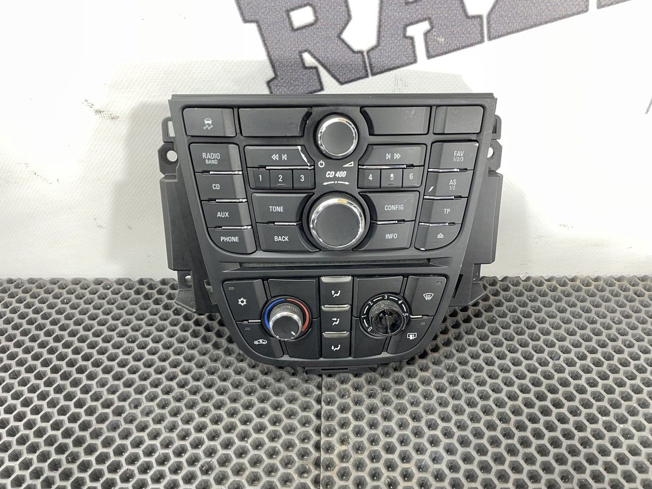 панель управления магнитолой Opel Astra J 2010, 1.2 л., дизель, МКПП - фото №1