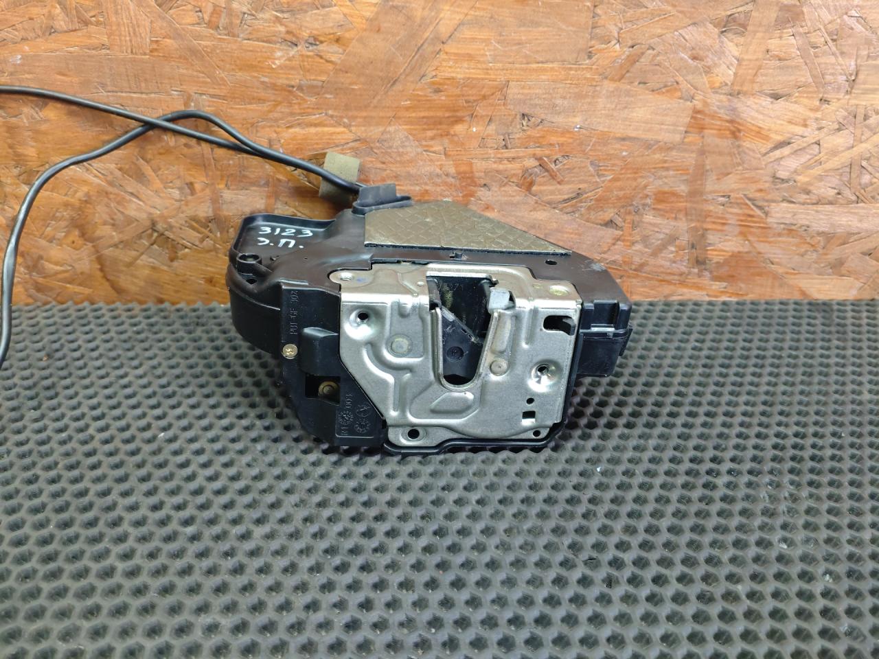 замок двери задней правой Mercedes-Benz E-Класс W211/S211 2004, 2.7 л., OM 647.961, дизель, МКПП, седан - фото №1