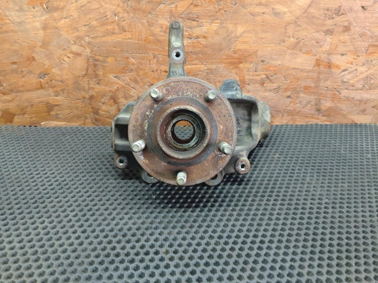 кулак поворотный правый Ford C-Max 2 поколение CB7 2013, 1.0 л., M2DA, бензин, МКПП, минивэн, AV61-3K170-CAB - фото №1