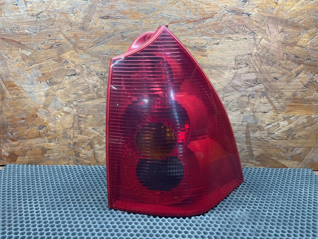 фонарь задний правый Peugeot 307 1 поколение 2002, 1.6 л., NFU (TU5JP4), бензин, МКПП, универсал - фото №1