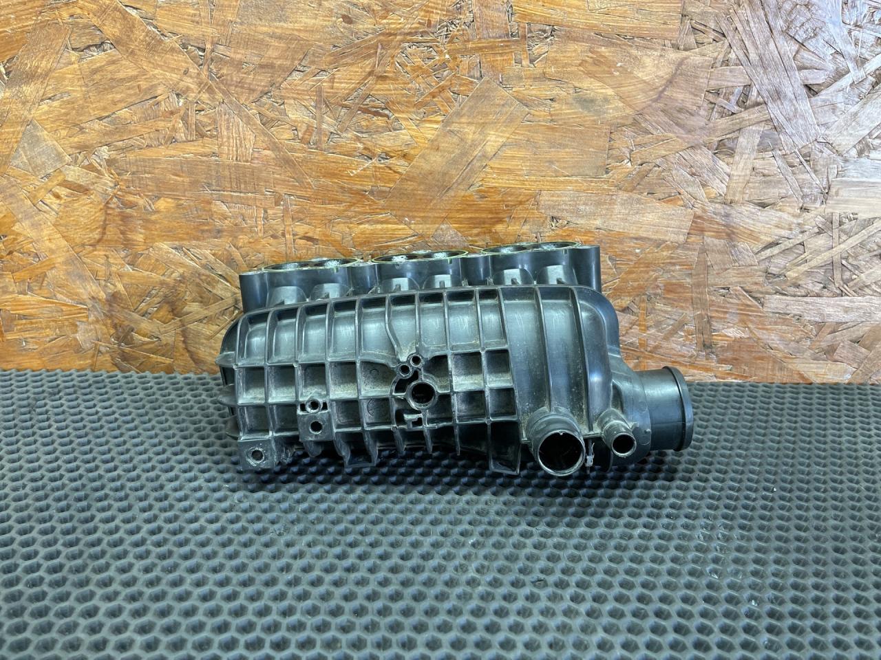 коллектор впускной Ford C-Max 2 поколение CB7 2013, 1.0 л., M2DA, бензин, МКПП, минивэн, 1047092S01, CM5G9424F - фото №1
