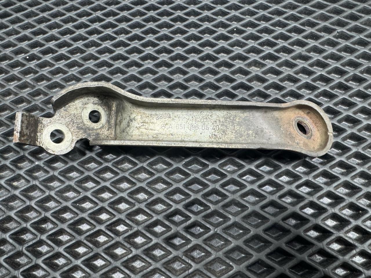 кронштейн турбины Mercedes-Benz E-Класс W212/S212/C207/A207 W212 2009, 2.1 л., OM 651.924, дизель, 6МКПП, 040, седан, задний привод, правый руль, A6510960540 - фото №1