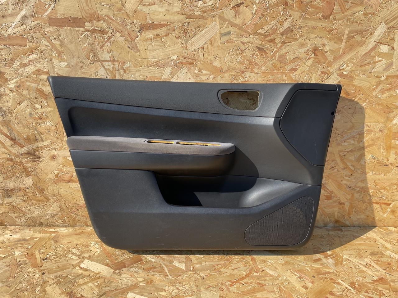 обшивка двери передняя левая Peugeot 307 1 поколение 2002, 1.6 л., NFU (TU5JP4), бензин, МКПП, универсал - фото №1