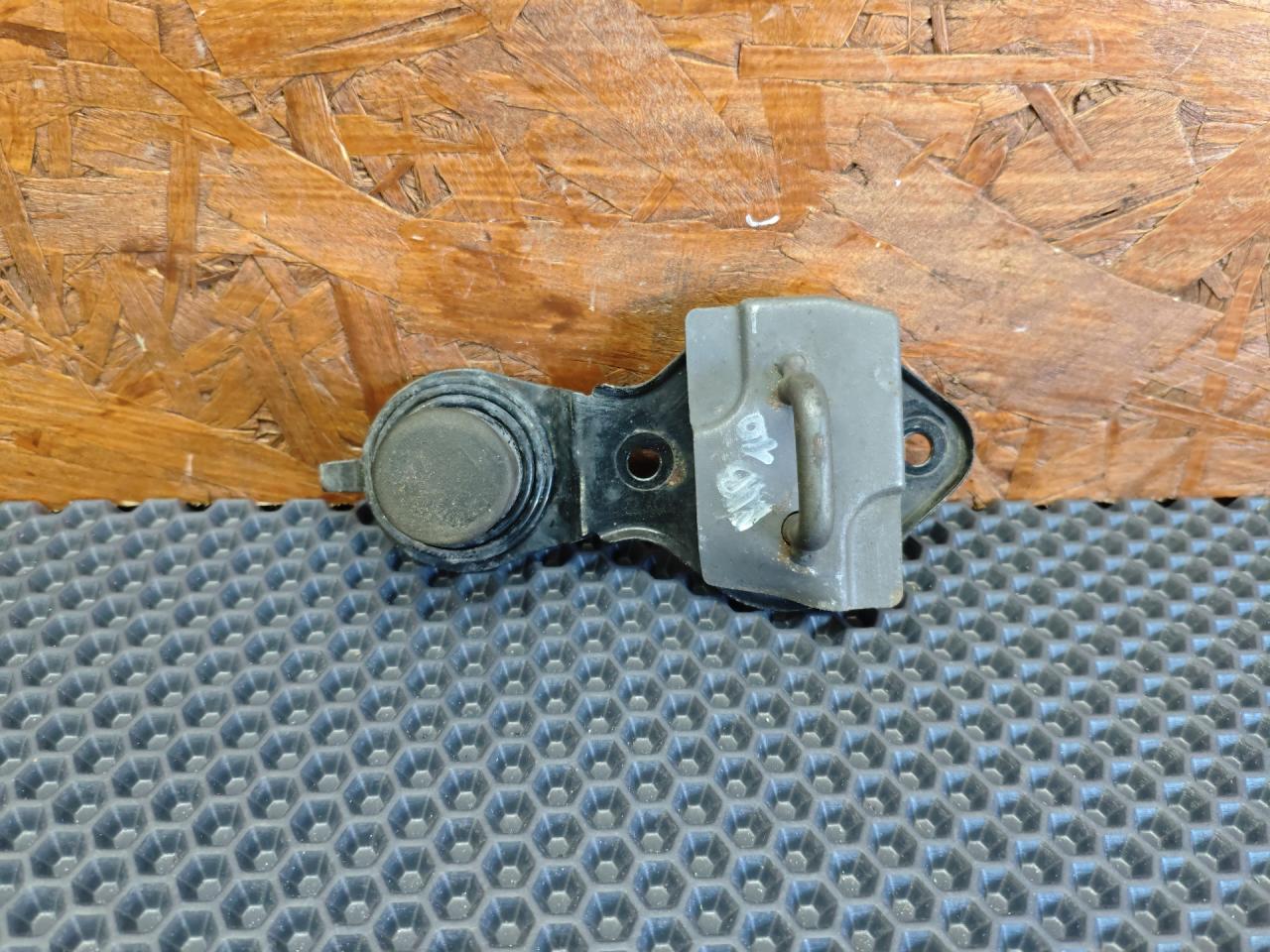 петля замка капота Mercedes-Benz E-Класс W211/S211 2005, 3.0 л., M 272.944, бензин, АКПП, универсал - фото №1
