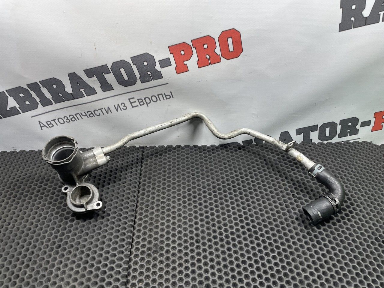 фланец (тройник) системы охлаждения Mercedes-Benz E-Класс W211/S211 W211 2003, 1.8 л., M 271.941, бензин, АКПП, c185 melanitschwarz, универсал, правый руль, A2712001156 - фото №1