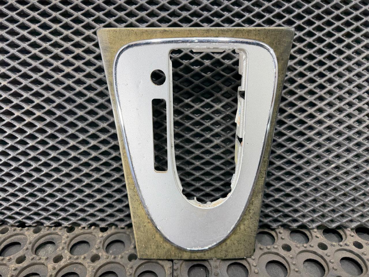 рамка обрамление кулисы Mercedes-Benz E-Класс W211/S211 W211 2003, 1.8 л., M 271.941, бензин, АКПП, c185 melanitschwarz, универсал, правый руль, A2116802436 - фото №1
