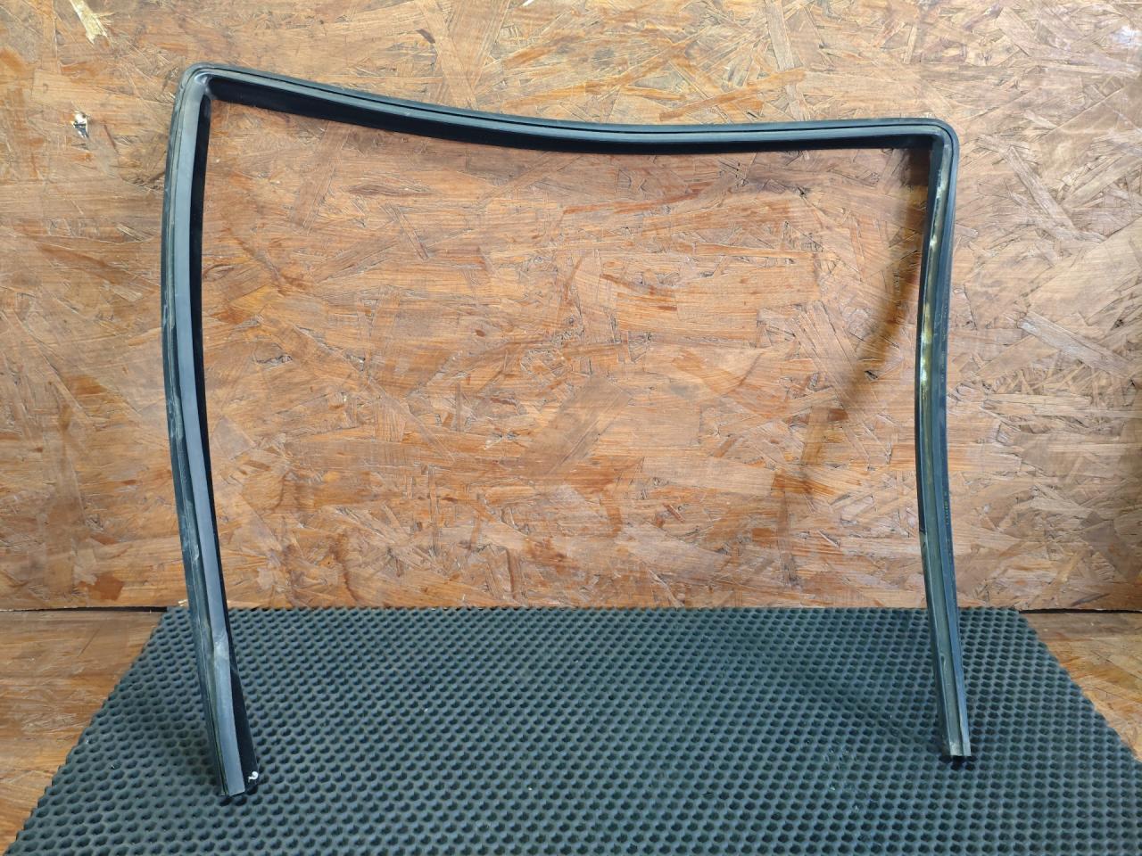 Уплотнитель стекла Mercedes-Benz E-Класс W211/S211 2004, 2.7 л., OM 647.961, дизель, МКПП, седан - фото №1