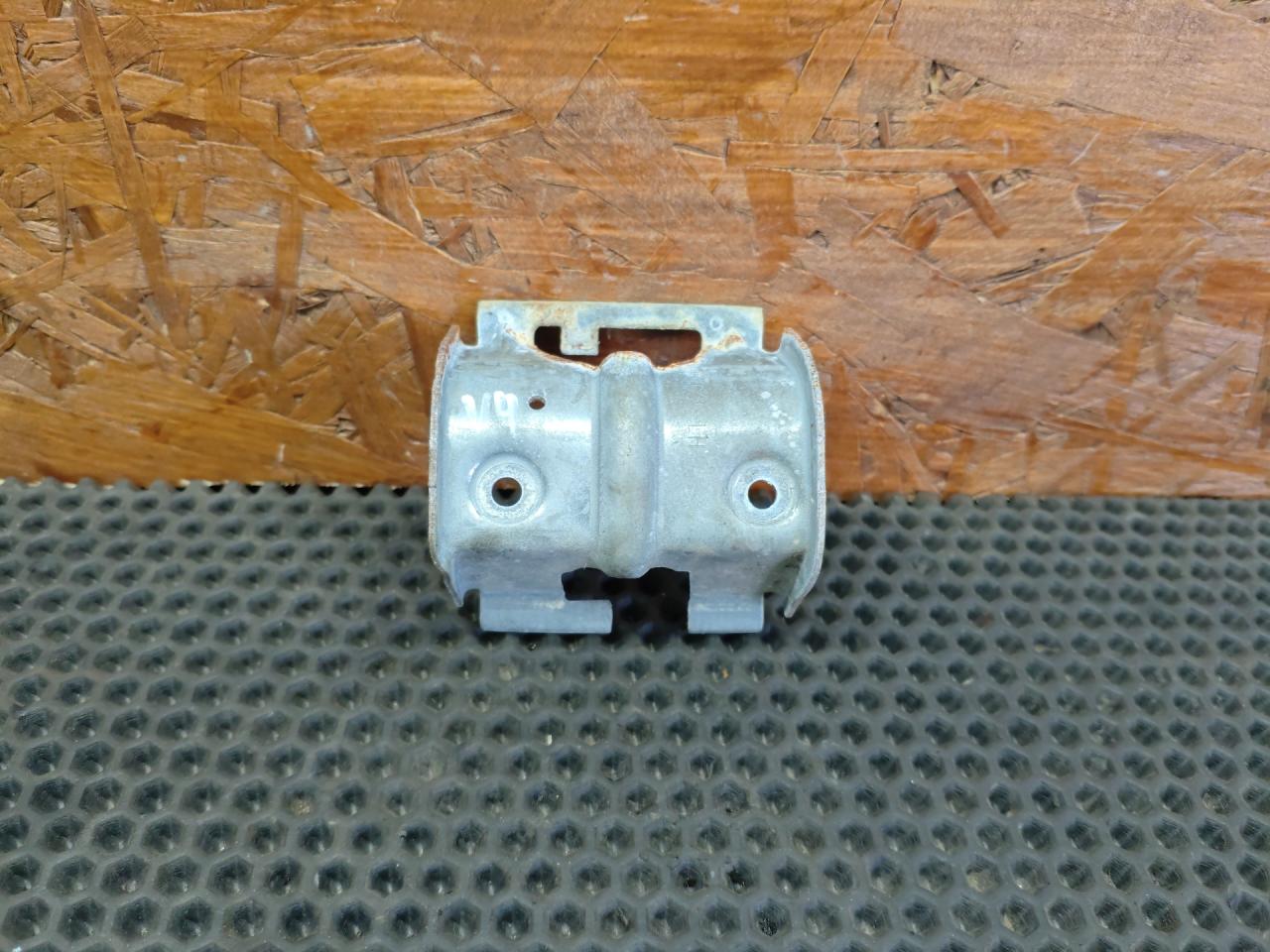 кронштейн (крепление) Volvo V70 2 поколение 2002, 2.4 л., B 5244 T3, бензин, МКПП, универсал, 9159639-LH - фото №1