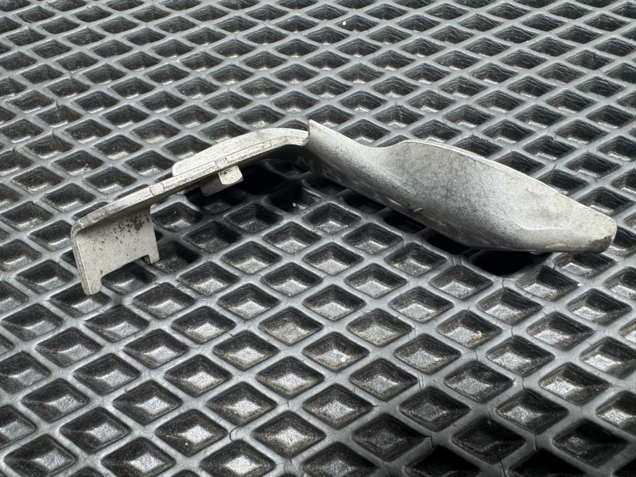 кронштейн (крепление) Mercedes-Benz E-Класс W212/S212/C207/A207 W212 2009, 2.1 л., OM 651.924, дизель, 6МКПП, 040, седан, задний привод, правый руль, A6510900827 - фото №1