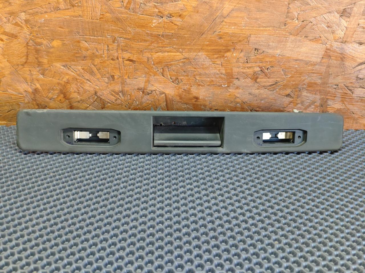 накладка подсветки номера Volvo V70 2 поколение 2002, 2.4 л., B 5244 T3, бензин, МКПП, универсал - фото №1