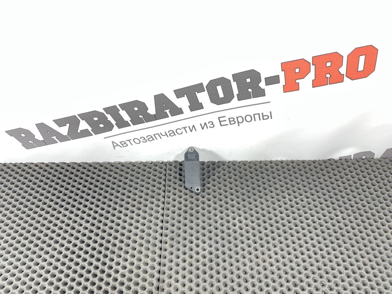 датчик удара Mercedes-Benz E-Класс W211/S211 W211 2003, 1.8 л., M 271.941, бензин, АКПП, c185 melanitschwarz, универсал, правый руль, A0018209326 - фото №1