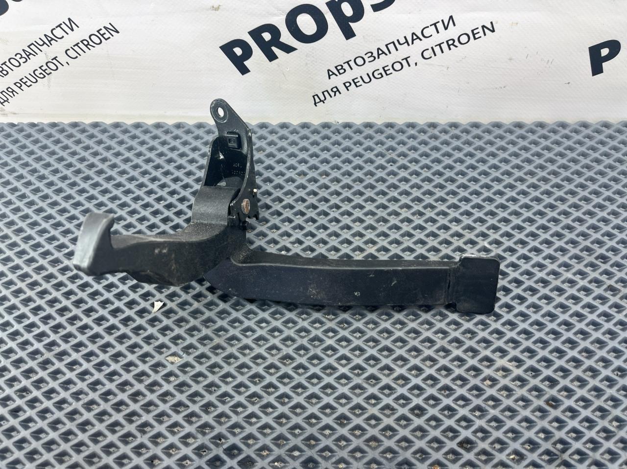 ручка открывания капота Peugeot 5008 2 поколение 2018, 2.0 л., дизель, АКПП, белый, передний привод - фото №1