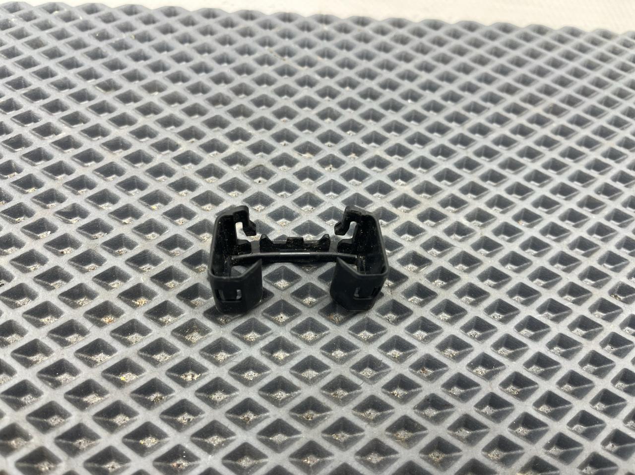 Пластик салазок сидений Peugeot 5008 2 поколение 2018, 2.0 л., дизель, АКПП, белый, передний привод - фото №1