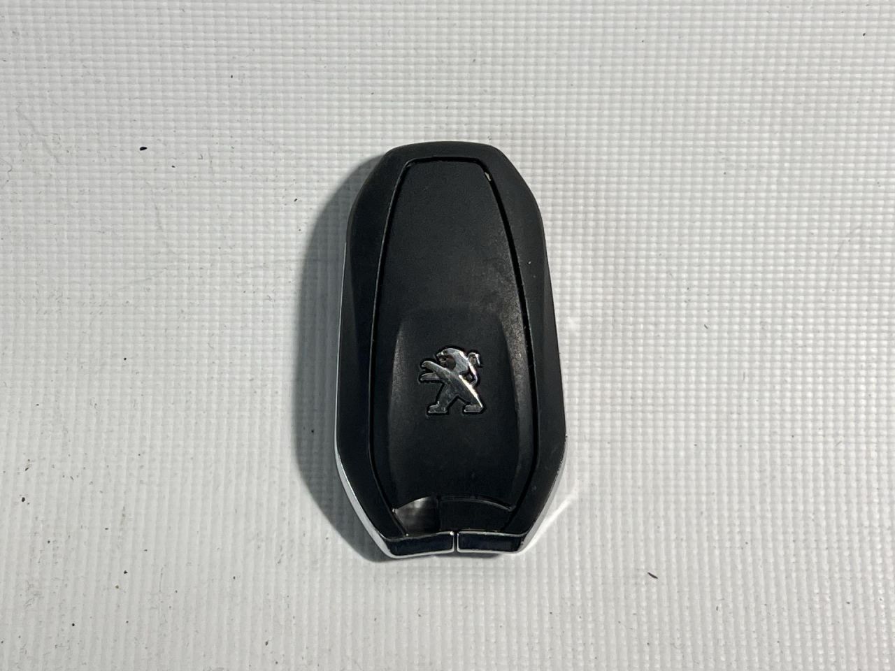 ключ Peugeot 3008 2 поколение 2019, 1.2 л., бензин, МКПП, передний привод, правый руль - фото №1