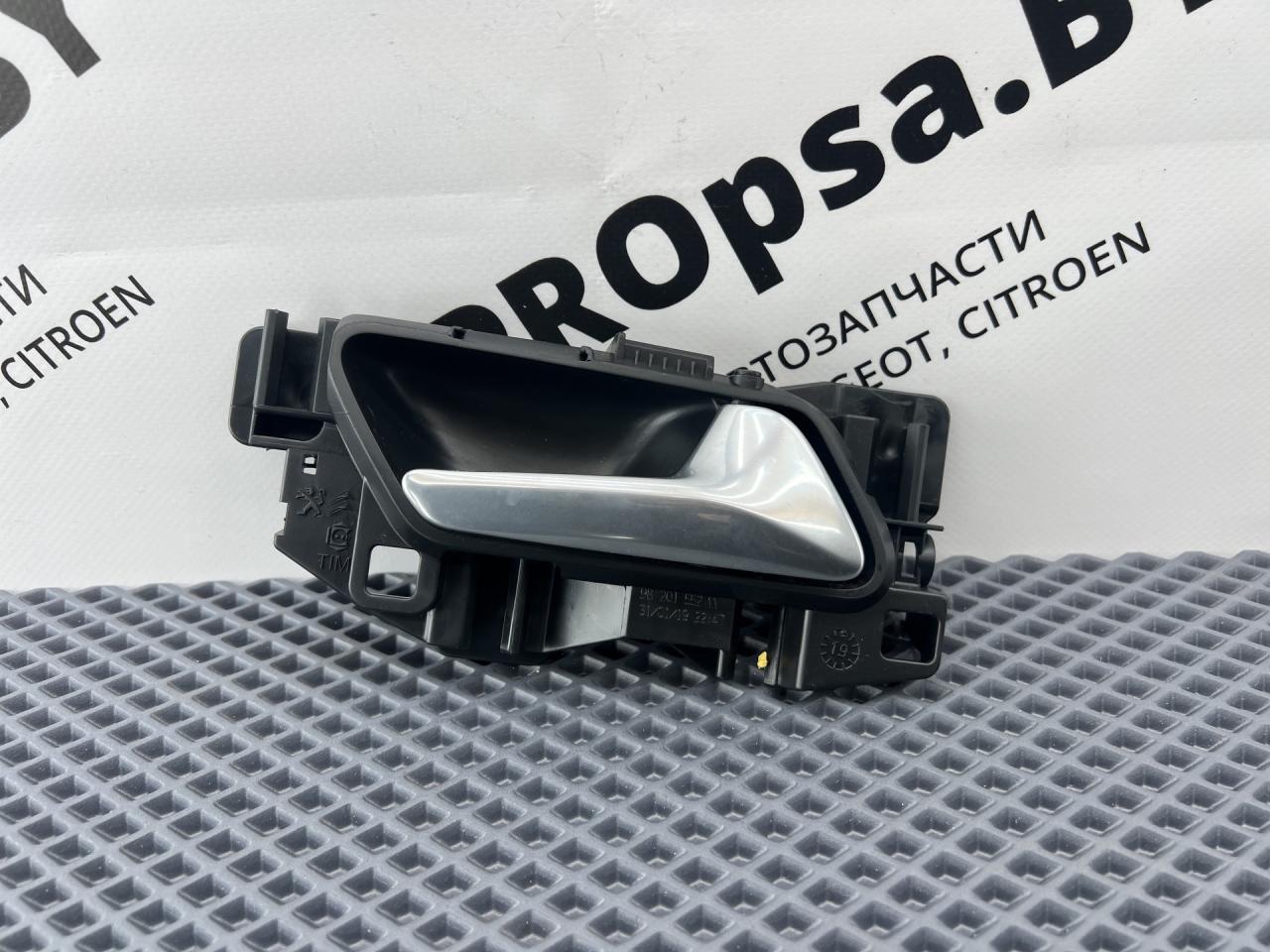 ручка внутренняя задняя правая Peugeot 3008 2 поколение 2019, 1.2 л., бензин, МКПП, передний привод, правый руль, 98201552VV - фото №1