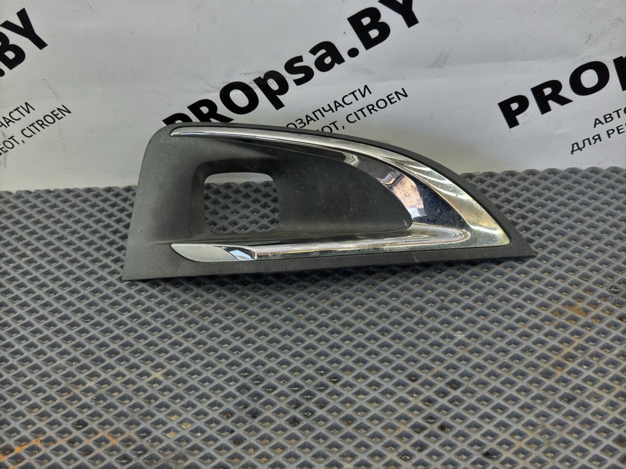 рамка фары противотуманной левой Peugeot 3008 2 поколение 2019, 1.2 л., бензин, МКПП, передний привод, правый руль, 9815692777 - фото №1