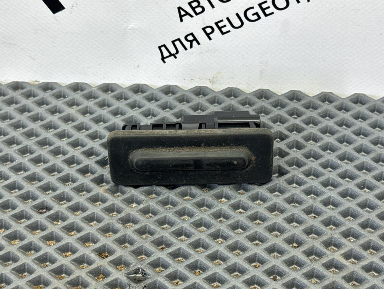 кнопка открытия багажника Peugeot 3008 2 поколение 2018, 1.5 л., дизель, МКПП, передний привод, правый руль, 9827560380 - фото №1