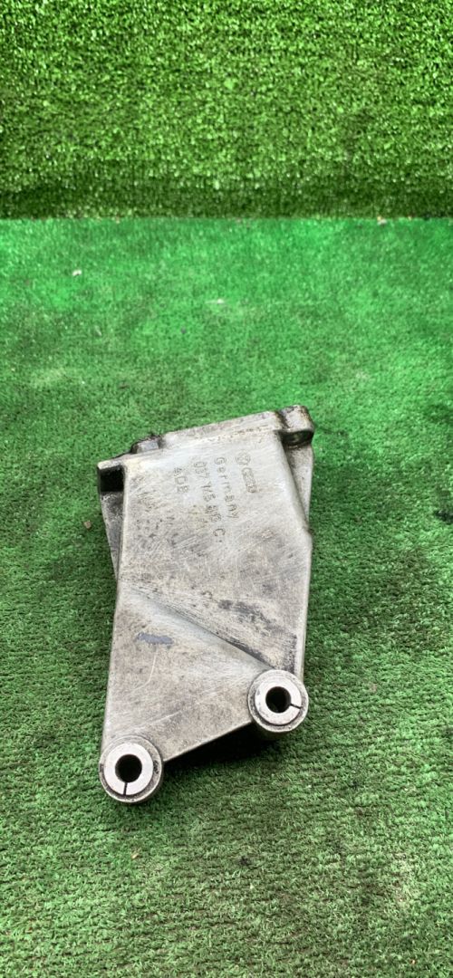 кронштейн (крепление) Volkswagen Golf 3 поколение 1995, 1.8 л., бензин, 037145813C - фото №1