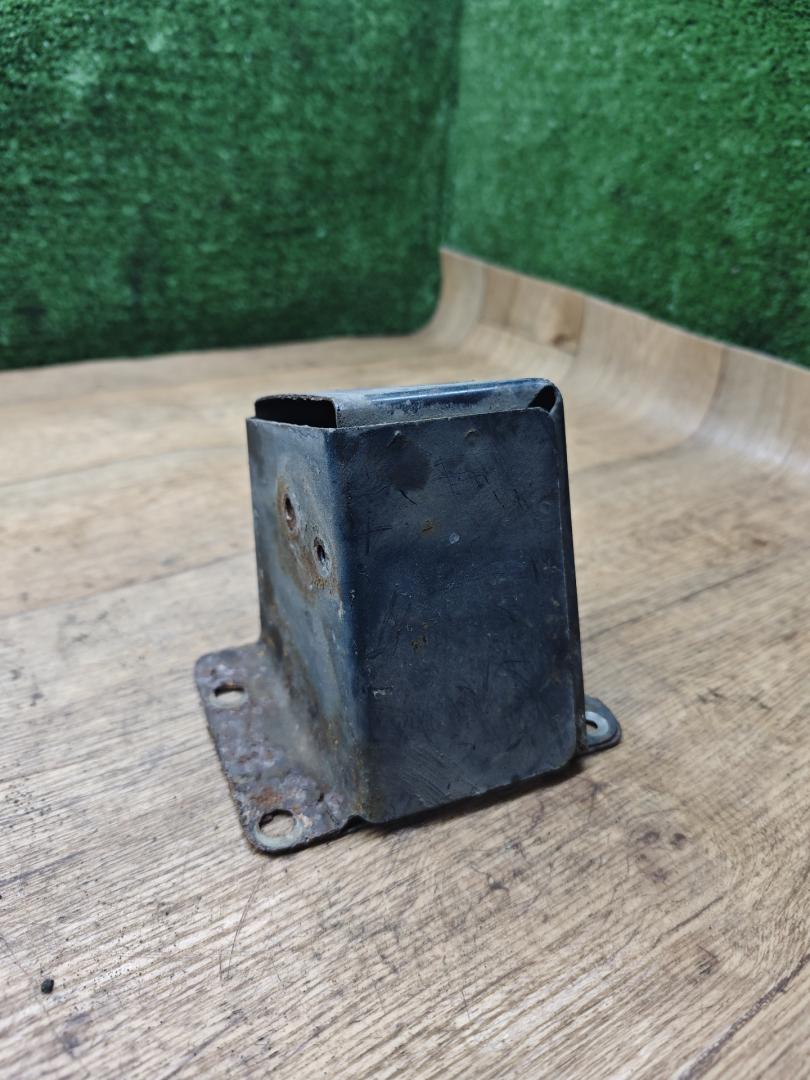 Крепление бампера переднего Toyota Carina E 1 поколение T190 1997, 1.6 л., 4A-FE, бензин, МКПП, седан - фото №1