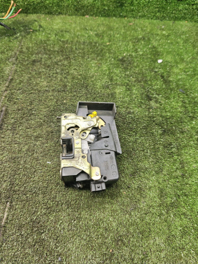 замок двери задней левой Renault Laguna 1 поколение 1998, 1.8 л., бензин, МКПП, хетчбэк 5 дв. - фото №1