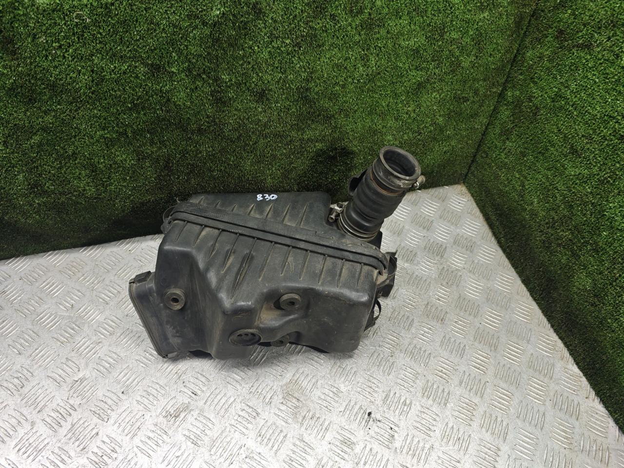 корпус воздушного фильтра Toyota Carina E 1 поколение T190 1998, 2.0 л., 2C-TE, дизель, МКПП, универсал - фото №1