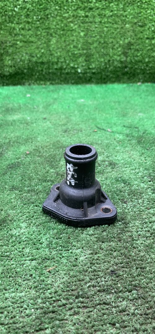 фланец (тройник) системы охлаждения Volkswagen Golf 2 поколение 1990, 1.6 л., дизель, МКПП, хетчбэк 3 дв. - фото №1