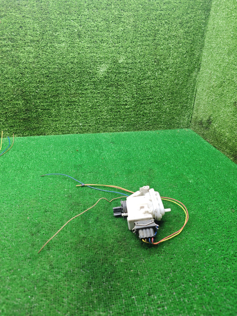 активатор (привод) замка двери Volkswagen Passat B3 1991, 1.8 л., бензин, МКПП, универсал - фото №1