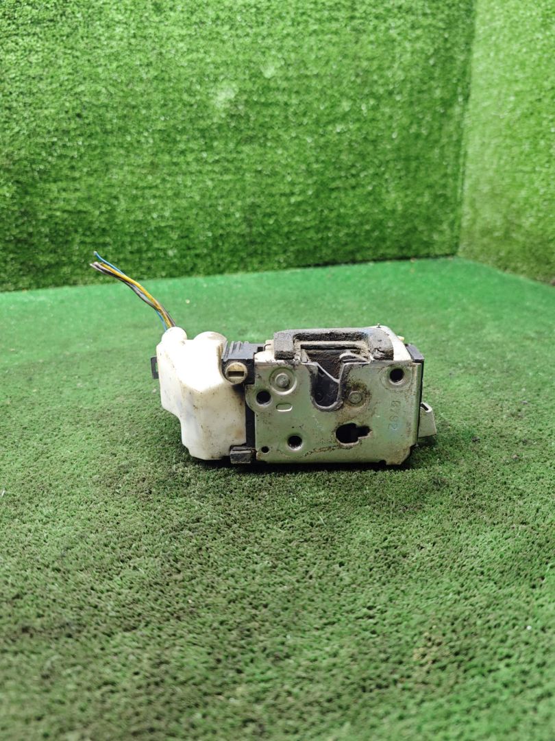 замок двери задней правой Fiat Punto 2 поколение 2000, 1.2 л., бензин, МКПП, хетчбэк 5 дв. - фото №1