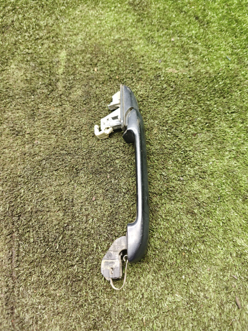 ручка наружная задняя правая Volkswagen Vento 1 поколение 1995, 1.6 л., бензин, МКПП, седан - фото №1