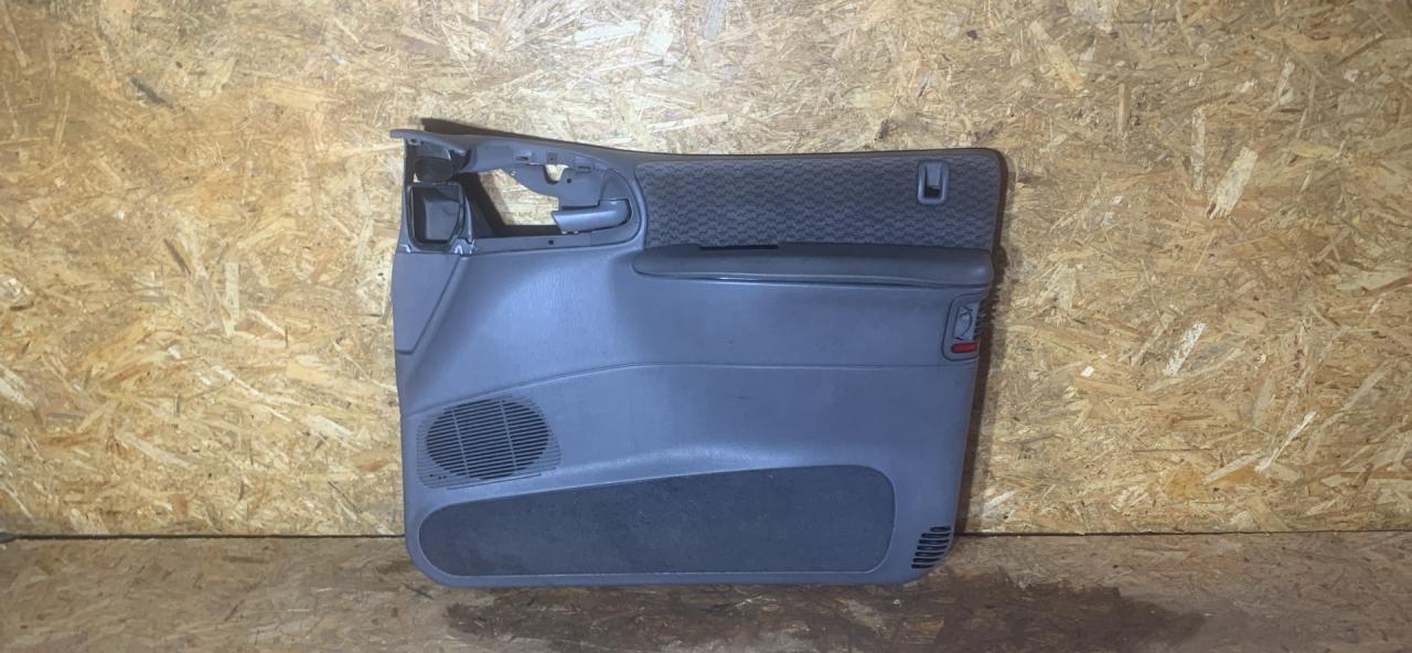 обшивка двери передняя правая Chrysler Voyager 3 поколение 1997, 2.4 л., бензин, МКПП, минивэн - фото №1