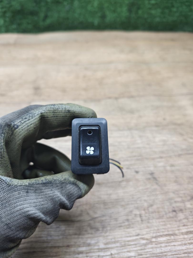 кнопка (выключатель) Hyundai Galloper 2 поколение 1998, 2.5 л., дизель, МКПП, внедорожник 5 дв. - фото №1