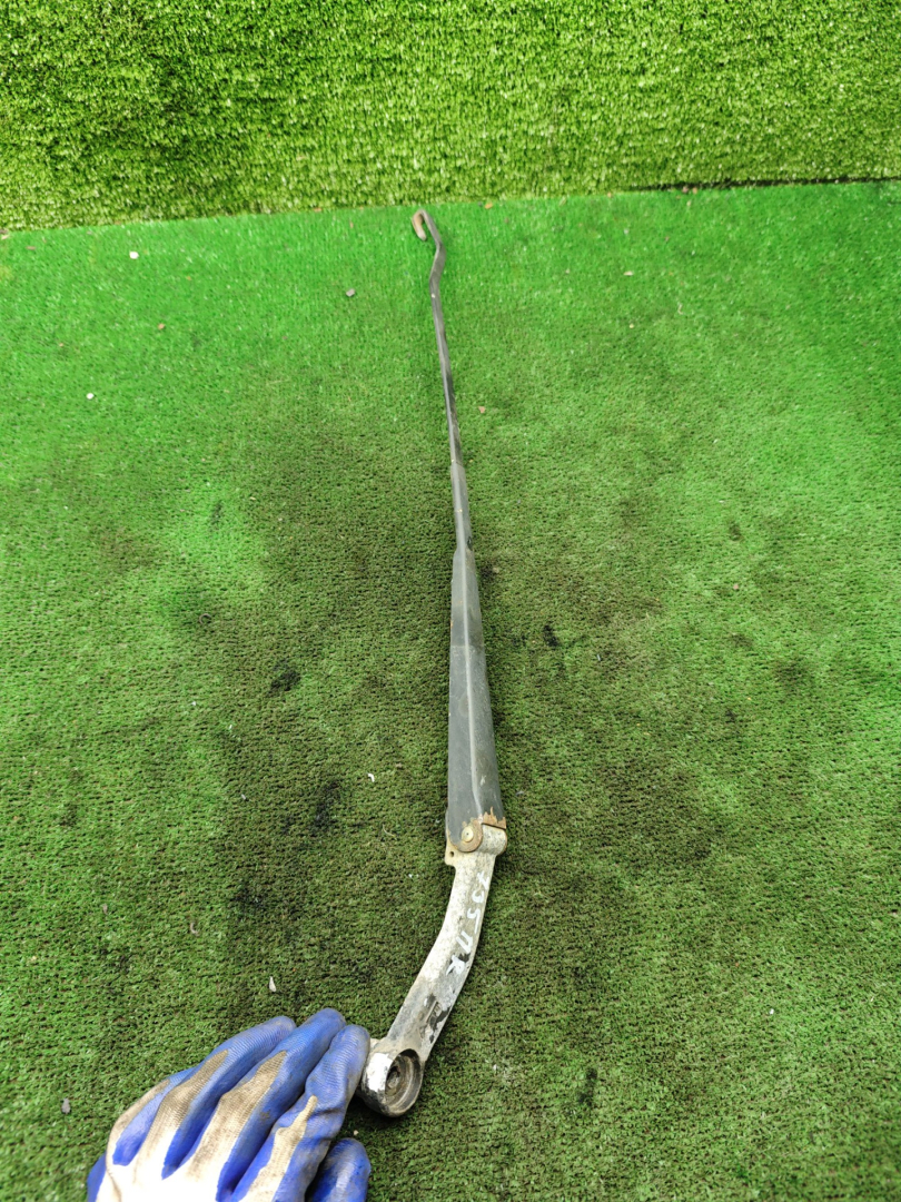 щеткодержатель (поводок стеклоочистителя, дворник) Kia Shuma 1 поколение 2000, 1.5 л., бензин, МКПП, лифтбэк - фото №1