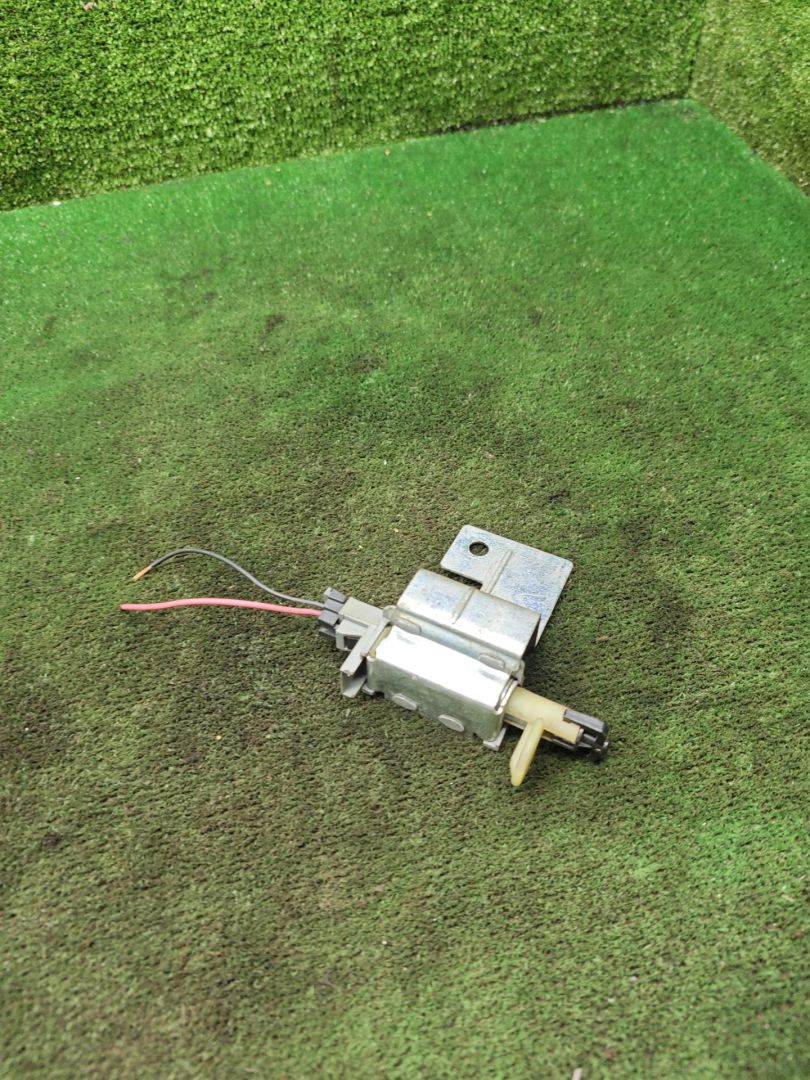 активатор замка крышки топливного бака Opel Sintra 1 поколение 1998, 2.2 л., X 22 XE, бензин, МКПП, минивэн - фото №1